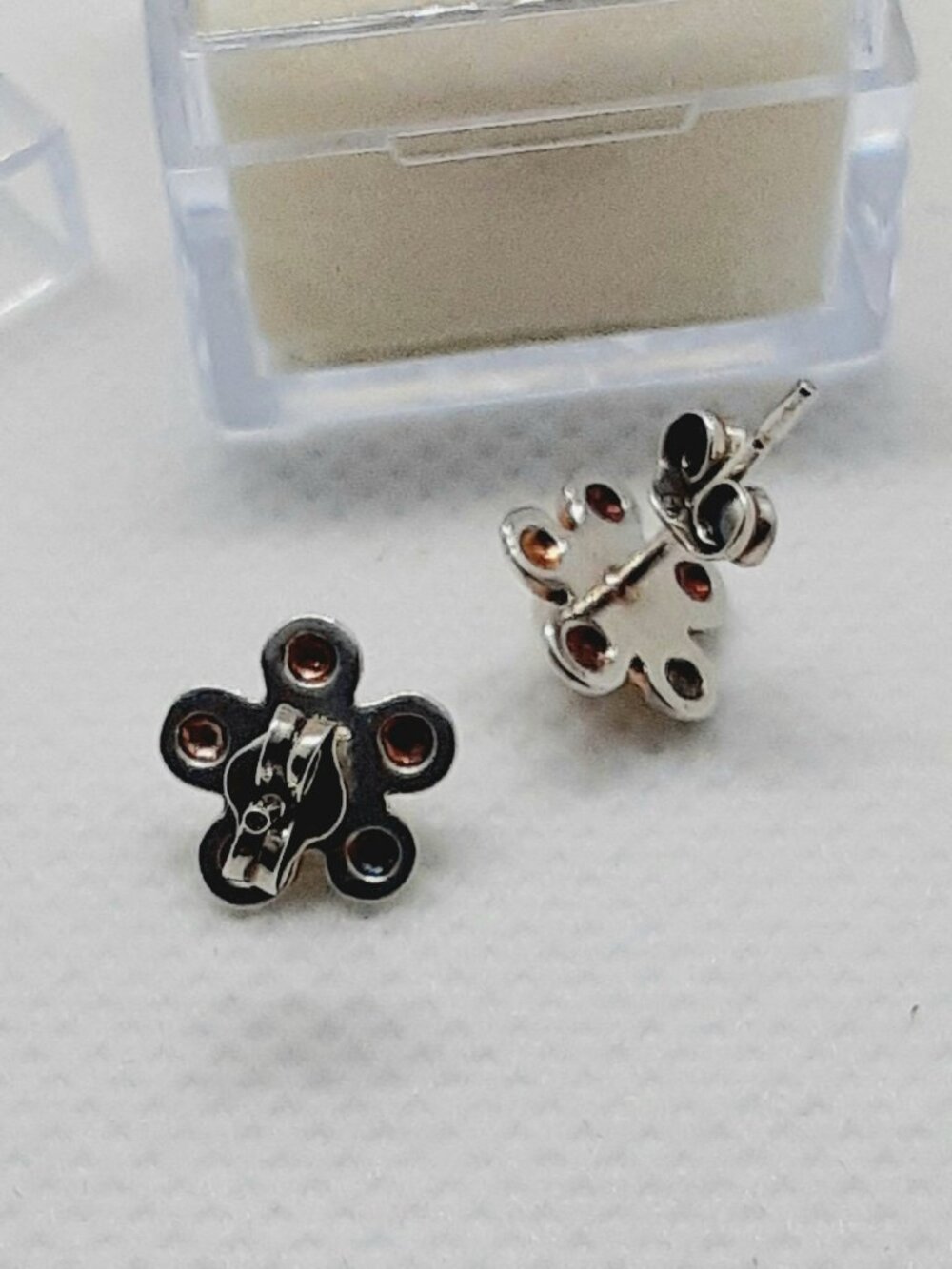 NEW 925 sterling silver and pearl petite minimalist flower post earrings - Picture 4 of 6